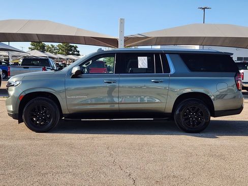 Used 2024 Chevrolet Suburban LT RWD image 4