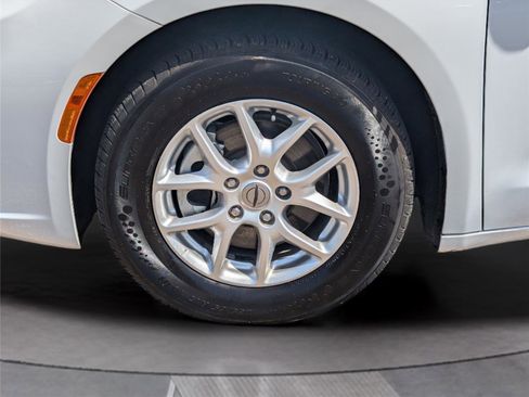 Used 2024 Chrysler Pacifica Touring-L FWD image 9