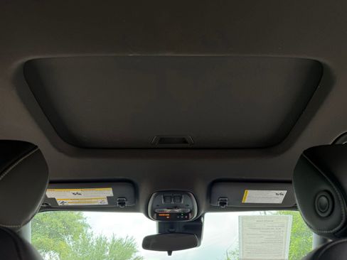 Used 2025 Chevrolet Trax RS w/ Sunroof Package FWD image 4