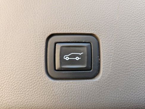 Used 2020 Chevrolet Traverse LT image 35