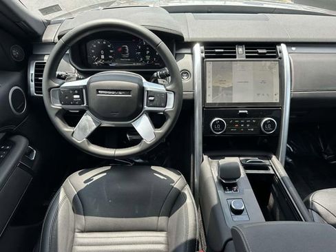 Used 2024 Land Rover Discovery Dynamic SE image 16