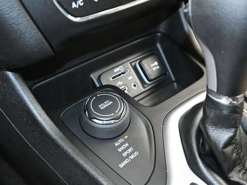 Used 2018 Jeep Cherokee Latitude w/ Cold Weather Group AWD/4WD image 22