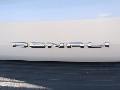 Used 2024 GMC Yukon XL Denali image 40