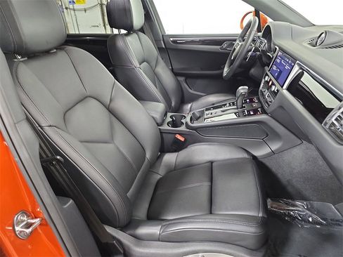 Certified 2025 Porsche Macan image 27