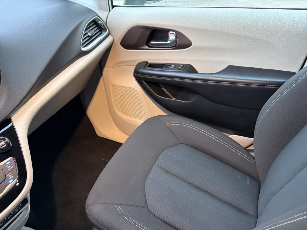 Used 2023 Chrysler Voyager LX FWD image 29