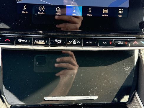 Used 2024 Jeep Wagoneer L Series III w/ Flexible Seating Group AWD/4WD image 17