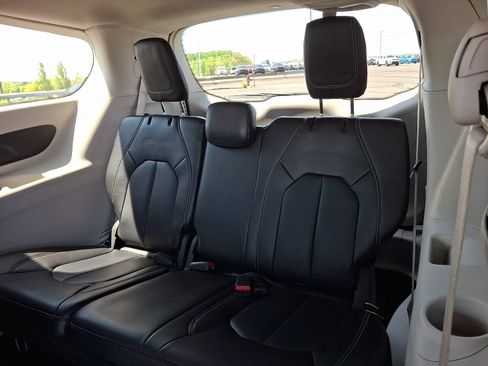 Certified 2023 Chrysler Pacifica Touring-L FWD image 10