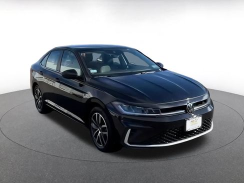 Used 2025 Volkswagen Jetta SE image 3