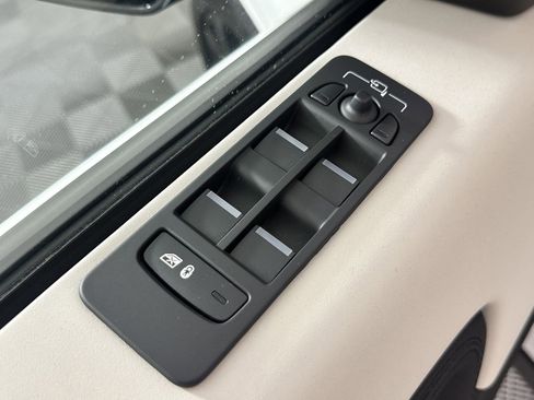 Used 2025 Land Rover Discovery Sport S image 11