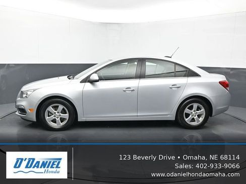 Used 2016 Chevrolet Cruze LT FWD image 2