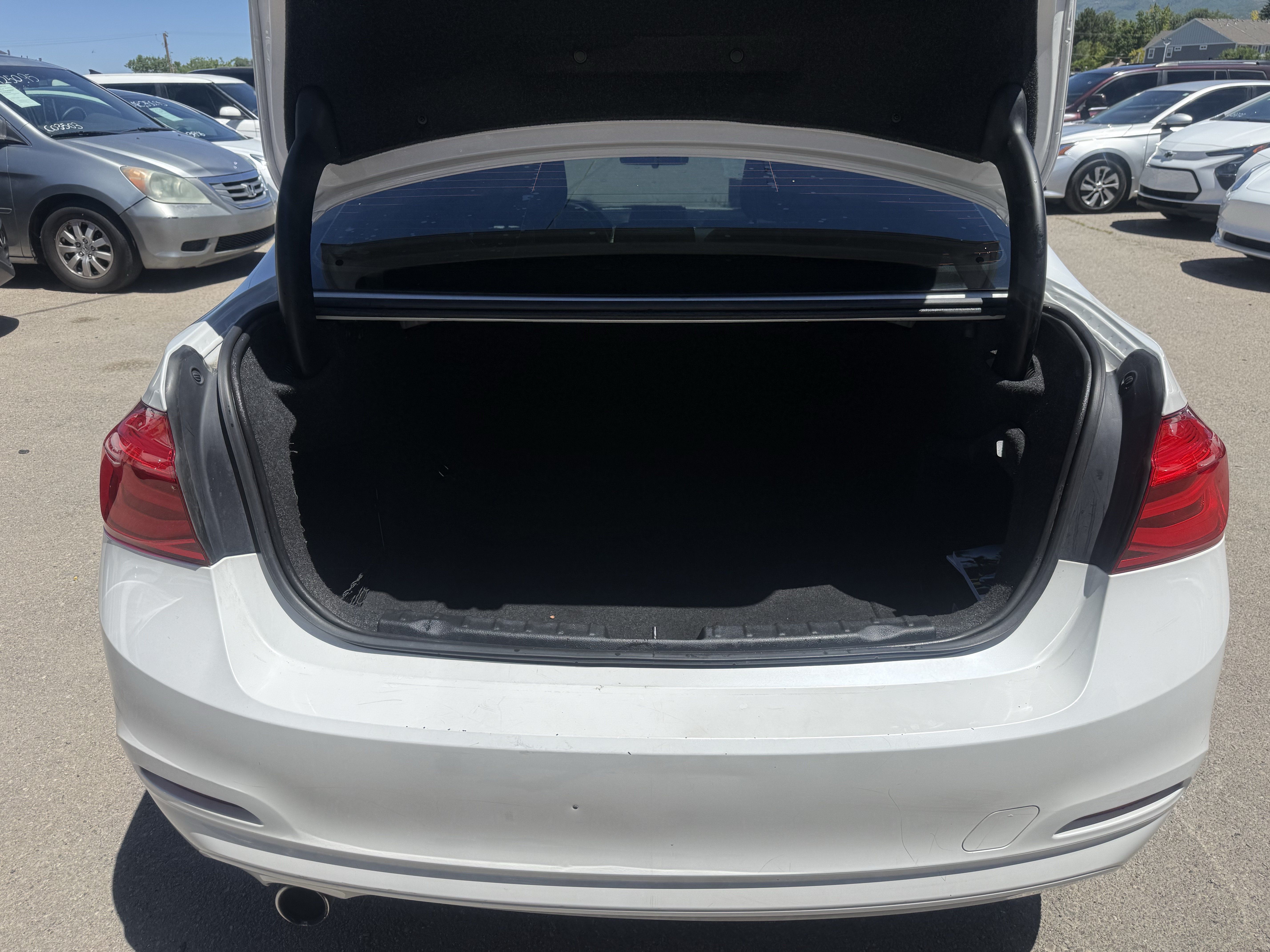 Used 2018 BMW 320i Sedan RWD image 19