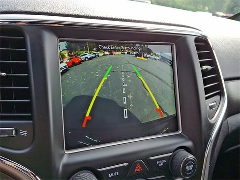 Used 2018 Jeep Grand Cherokee Altitude image 19