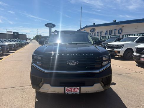 Used 2025 Ford Expedition Max Platinum AWD/4WD image 3