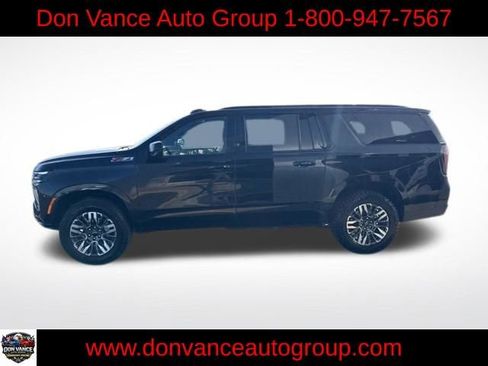 Used 2025 Chevrolet Suburban Z71 image 3