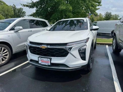 Used 2024 Chevrolet Trax LT w/ Driver Confidence Package FWD image 2