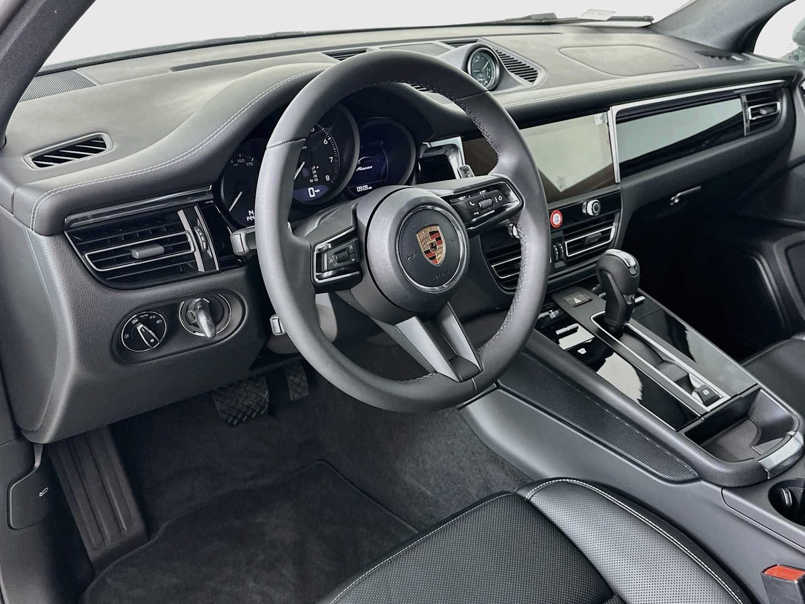 Certified 2025 Porsche Macan AWD/4WD image 4