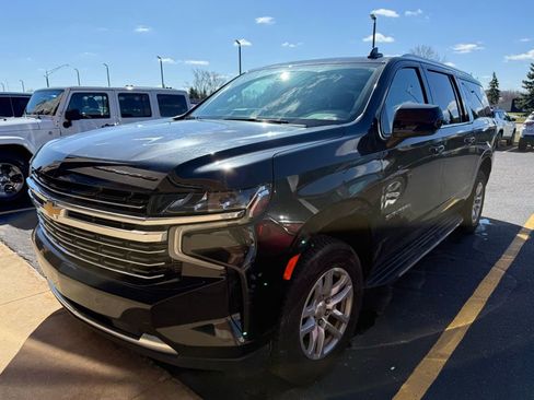 Used 2022 Chevrolet Suburban LT image 1