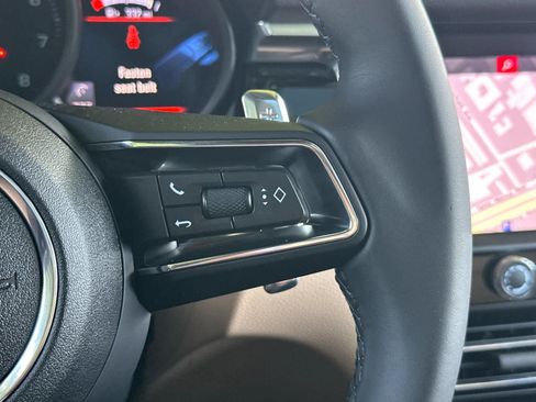 Certified 2025 Porsche Macan AWD/4WD image 27