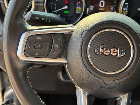 Used 2022 Jeep Wrangler Unlimited Sahara AWD/4WD image 15