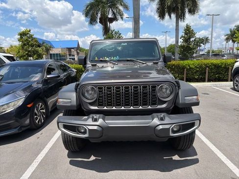 Used 2025 Jeep Gladiator Sport AWD/4WD image 2
