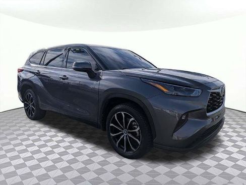 Used 2022 Toyota Highlander LE FWD image 1