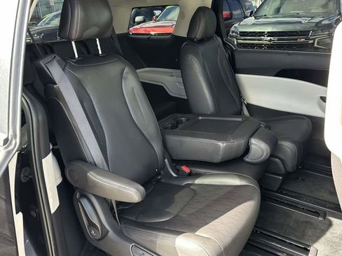 Used 2024 Kia Carnival EX image 21