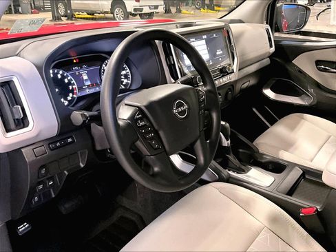 Used 2025 Nissan Frontier SV image 8