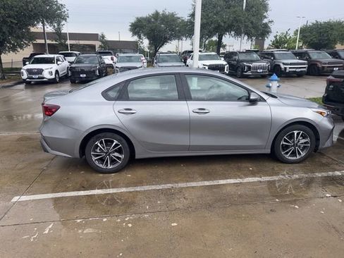 Used 2023 Kia Forte LXS w/ LXS Technology Package image 3