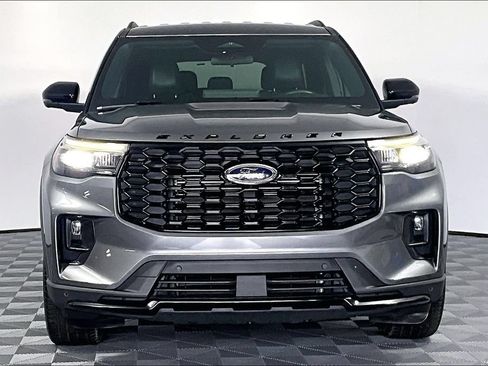 Used 2025 Ford Explorer ST-Line w/ ST-Line Street Pack AWD/4WD image 3