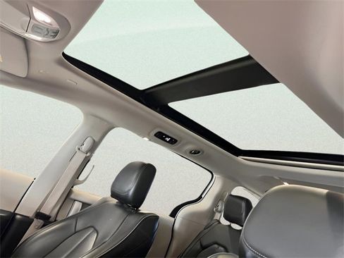 Used 2019 Chrysler Pacifica Limited image 16