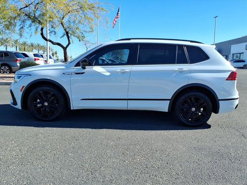 Certified 2022 Volkswagen Tiguan SE R-Line image 4