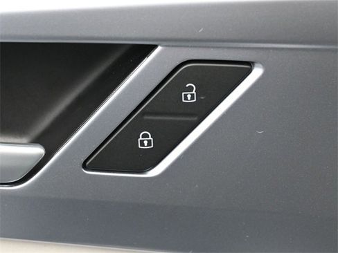 Certified 2025 Volkswagen Taos SE image 14