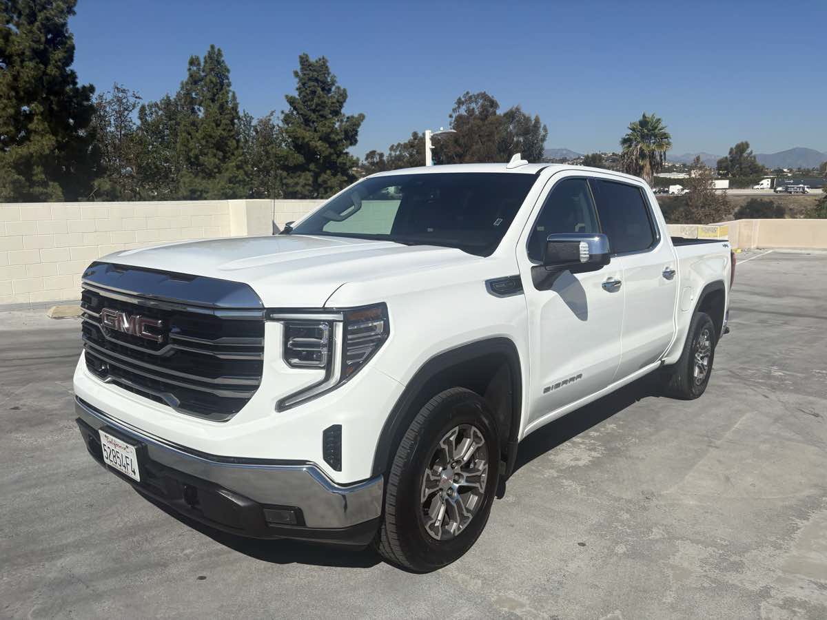 Used 2025 GMC Sierra 1500 SLT AWD/4WD image 4