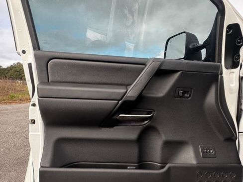 Used 2011 Nissan Titan SL w/ SL Technology Pkg image 9
