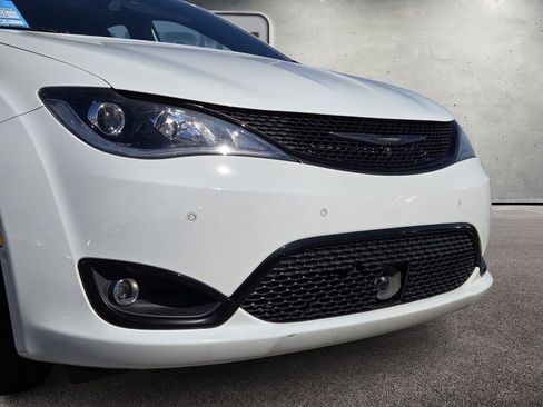 Used 2020 Chrysler Pacifica Touring-L Plus FWD image 9