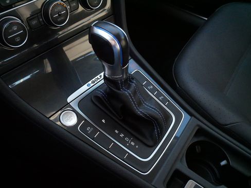 Used 2019 Volkswagen e-Golf SEL Premium image 24