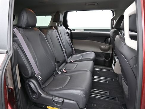 Used 2025 Kia Carnival EX FWD image 24