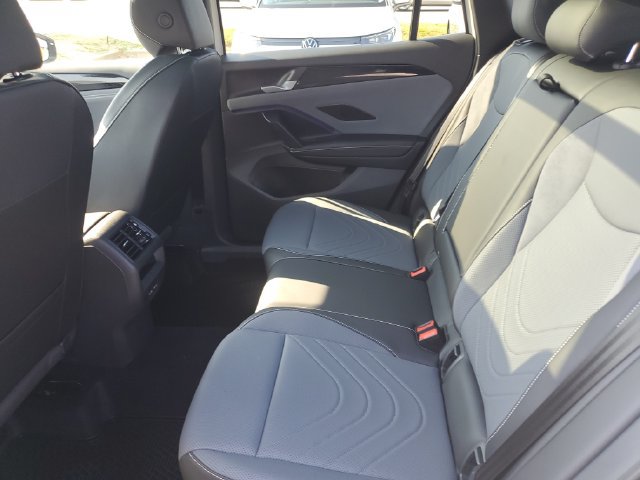 Certified 2025 Volkswagen Tiguan SE R-Line FWD image 18