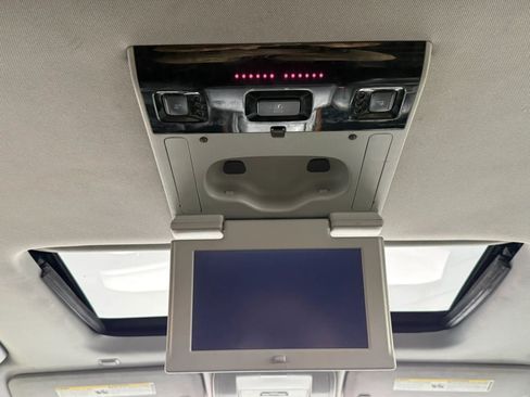 Used 2016 Chevrolet Suburban LTZ RWD image 47
