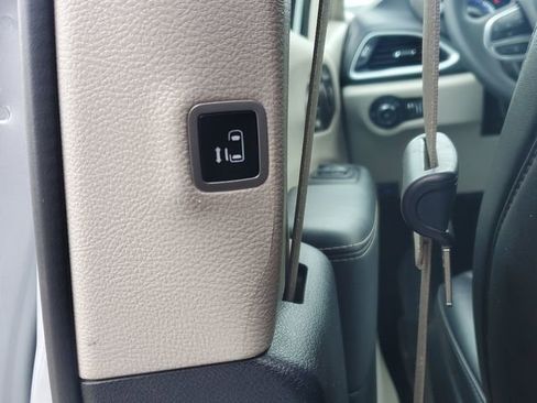 Certified 2024 Chrysler Pacifica Touring-L image 28