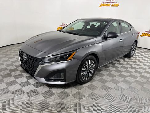 Used 2024 Nissan Altima 2.5 SV FWD image 1