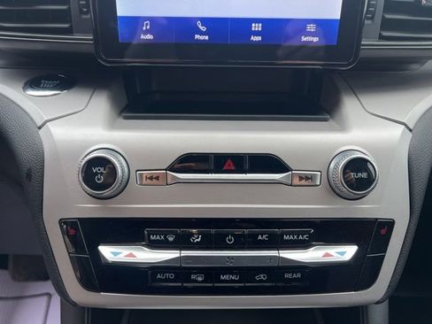 Used 2024 Ford Explorer XLT image 30