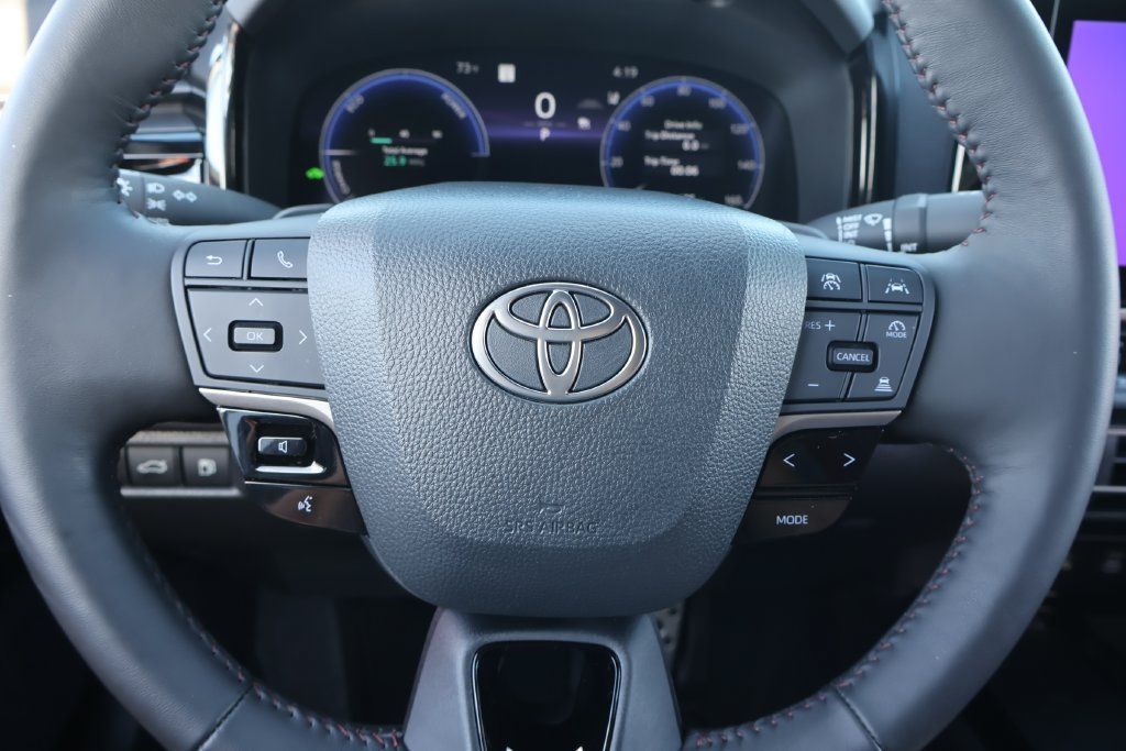 Used 2025 Toyota Camry XSE FWD image 17
