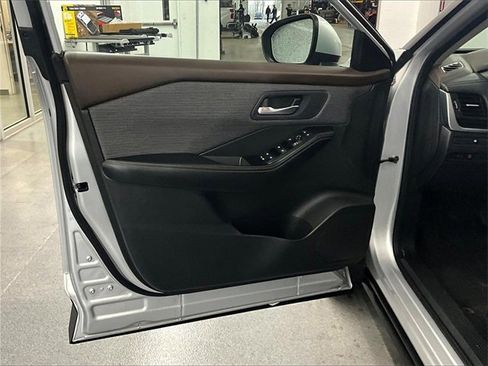 Used 2023 Nissan Rogue SV image 9