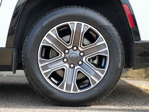 Used 2023 Jeep Wagoneer L Series II image 14