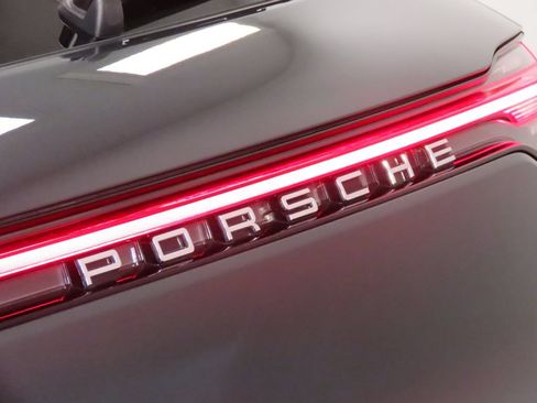 Certified 2025 Porsche Macan AWD/4WD image 12