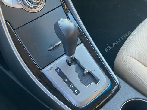 Used 2013 Hyundai Elantra GLS w/ Preferred Pkg image 19