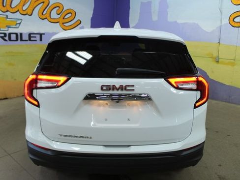 Used 2024 GMC Terrain SLE FWD image 3