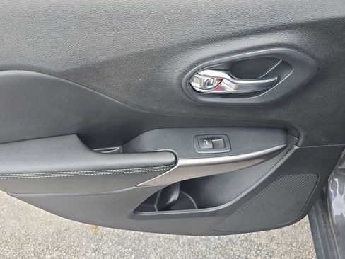 Used 2019 Jeep Cherokee Limited image 12