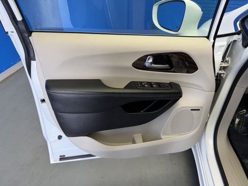 Used 2022 Chrysler Pacifica Limited w/ Uconnect Theater Family Group FWD image 9